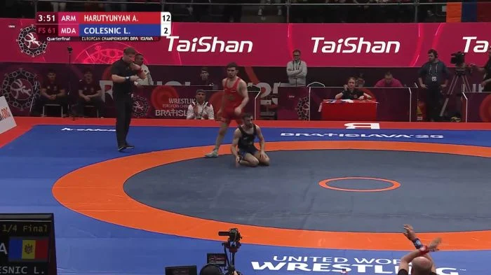 Arsen Harutyunyan (Arménie) accède aux demi-finales grâce à une victoire impressionnante 12-2 lors des Championnats d’Europe de lutte libre des 61 kg à Bratislava (Slovaquie)