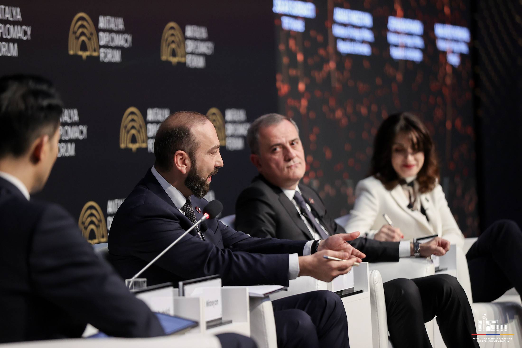 Le chef de la diplomatie arménienne dénonce les conditions réitérées par son homologue azéri à Antalya