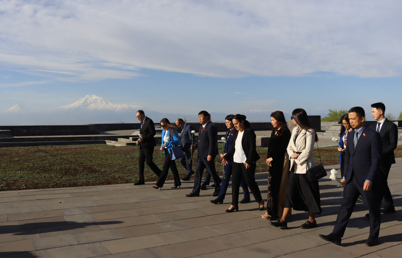 Les parlementaires Vietnamiens ont visité le mémorial du génocide des Arméniens à Yerevan