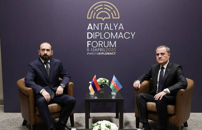 Quels ont été les sujets abordés lors de la rencontre bilatérale entre Mirzoyan et Bayramov au Forum diplomatique d’Antalya ?
