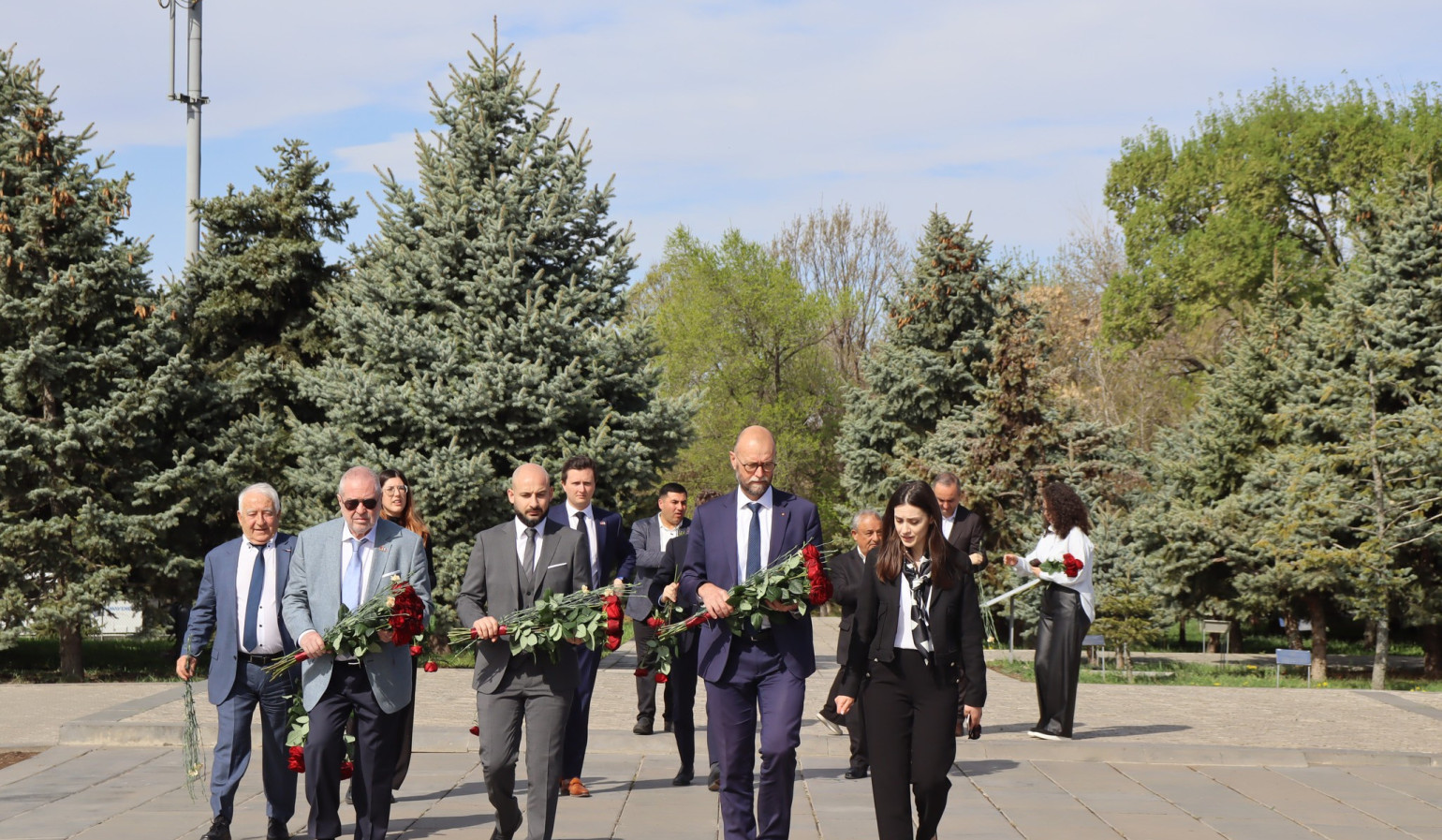 Le maire de Meyzieu (Rhône), en compagnie d’une délégation s’est rendu au mémorial du génocide des Arméniens à Yerevan