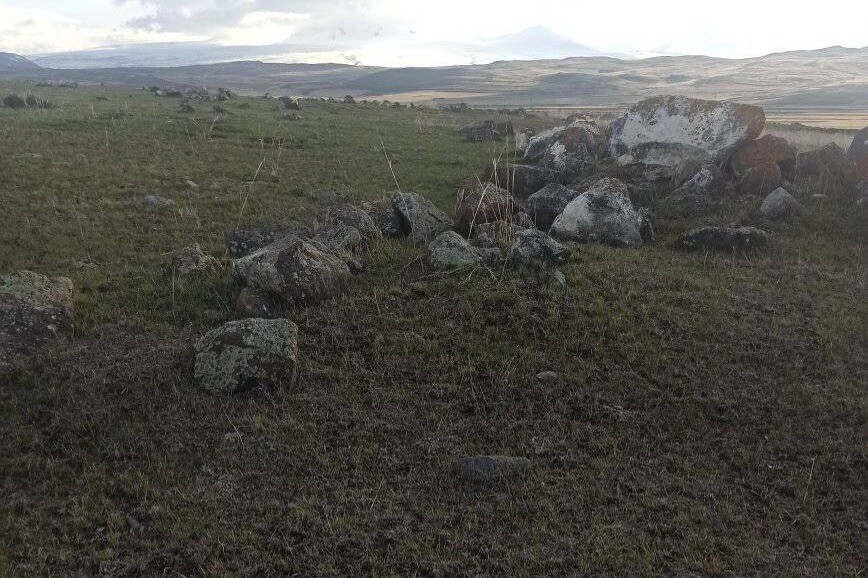 Une Pierre de dragon en forme de taureau récemment découverte sur le site antique d’Artsvakar de la ville de Gavar près du lac Sevan