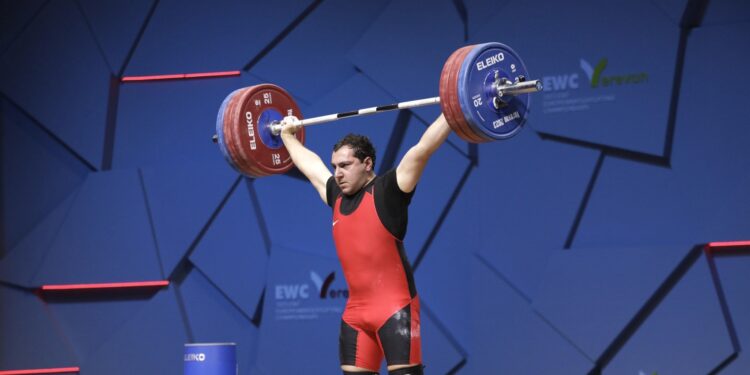 David Hovhannisyan (Arménie), médaillé de bronze aux Championnats d’Europe d’haltérophilie des 96 kg, en Moldavie