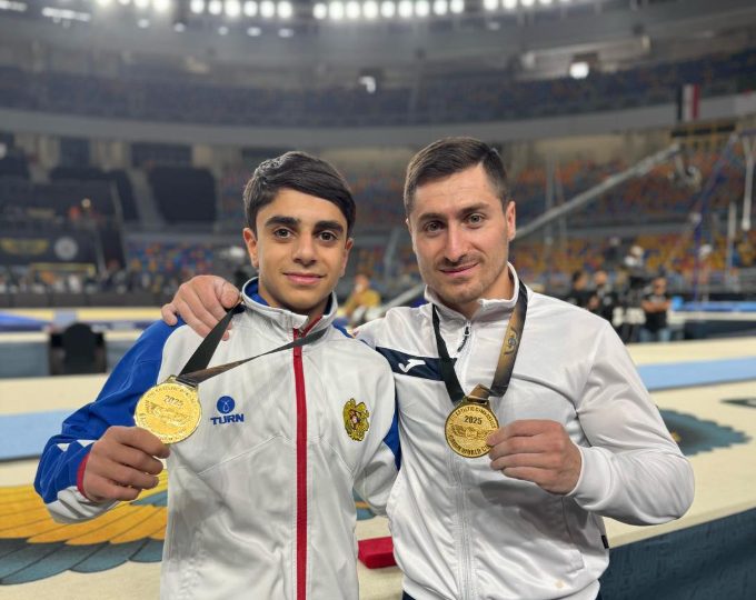 Sous les couleurs de l’Arménie, Hamlet Manukyan au cheval d’arçon et Arthur Avetisyan aux anneaux, médailles d’or du 7e et dernier tour de la Coupe du monde de gymnastique au Caire