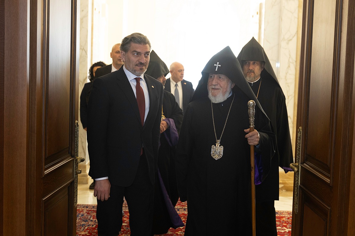 Le président de la Géorgie en visite officielle en Arménie est reçu à Sainte-Etchmiadzine par le Catholicos Karékine II