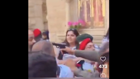 À Jérusalem, tensions lors de la cérémonie du Feu sacré : des policiers israéliens brutalisent des fidèles chrétiens