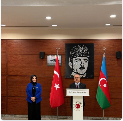 François Devedjian : l’ambassadeur de Turquie en Azerbaïdjan pose derrière un portrait d’Enver Paşa