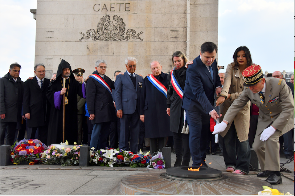 Sous l&rsquo;Arc de Triomphe, une flamme ravivée en mémoire des Arméniens morts pour la France et du génocide de 1915