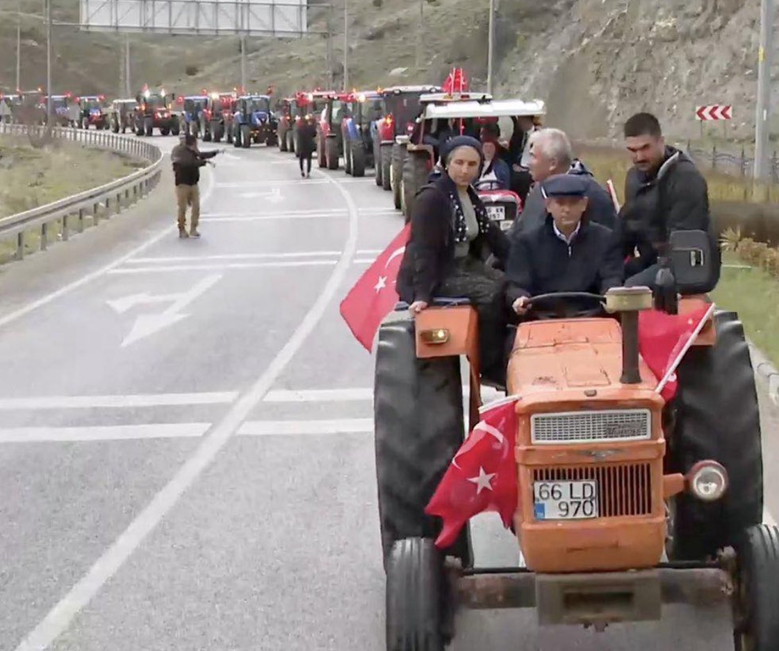 Turquie : des agriculteurs sur une centaine de tracteurs se joignent à une manifestation de l&rsquo;opposition