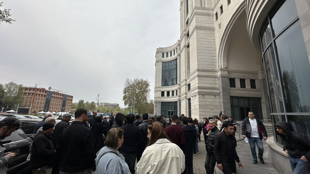 Des défenseurs des droits des réfugiés du Karabakh manifestent à Erevan contre le “discours de haine” attisé par le gouvernement