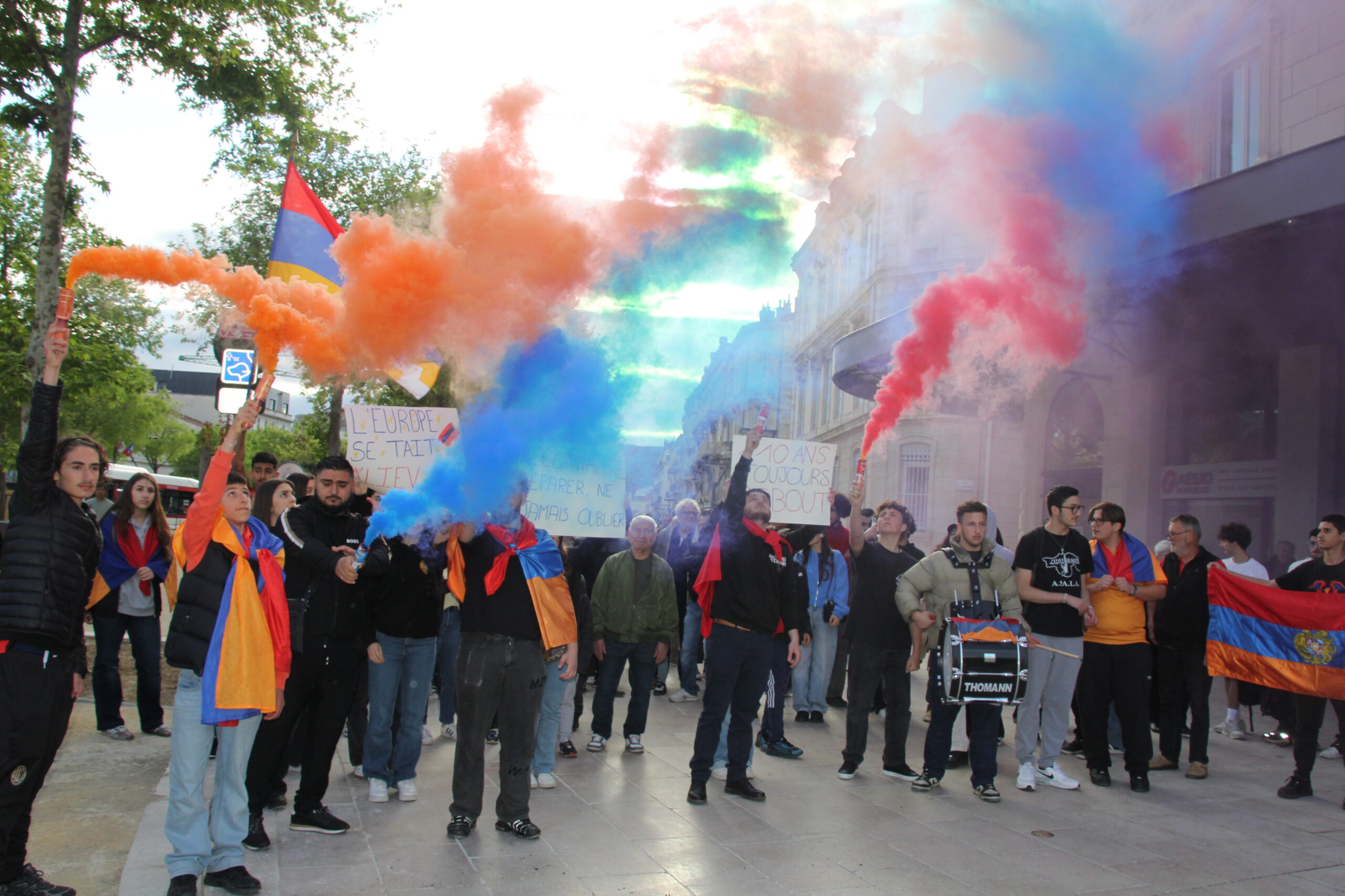 Plus de 800 personnes ont défié à Valence à l’occasion du 110e anniversaire du génocide des Arméniens