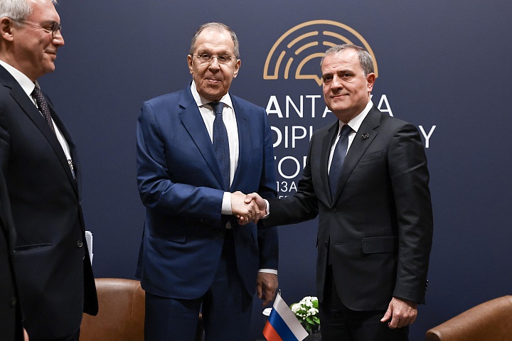 Lavrov confirme l&rsquo;engagement de la Russie à promouvoir le traité de paix entre Bakou et Erevan
