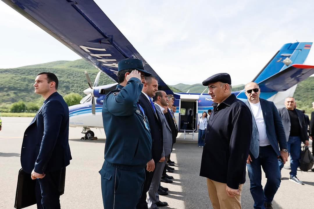 Nikol Pachinian arrivé à Kapan (Syunik) par l’avion Yerevan-Kapan a participé à la cérémonie d&rsquo;ouverture de la maison-musée et de la pierre commémorative du peintre Hrant Danielyan