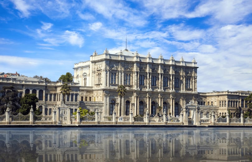 Les rencontres trilatérales de paix entre la Russie et l’Ukraine à Istanbul ont eu lieu au palais Palais de Dolmabahçe construite par l’architecte Arménien Garabed Amira Balian