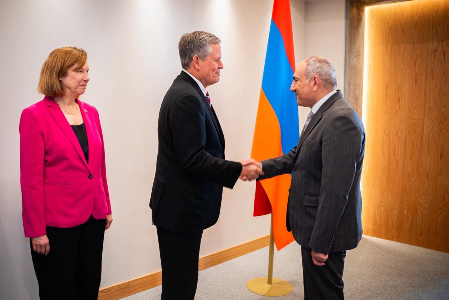 Le sénateur américain Steve Daines souligne l&rsquo;importance de la signature d&rsquo;un accord de paix entre l&rsquo;Arménie et l&rsquo;Azerbaïdjan lors de sa rencontre avec Nikol Pachinian