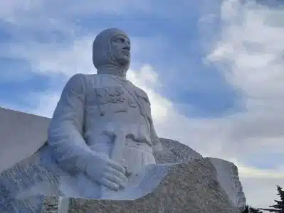 Les monuments dédiés à Karékine Njdeh et Monté Melkonian dans la ville de Martouni en Artsakh occupé par l’Azerbaïdjan ont étè détruits