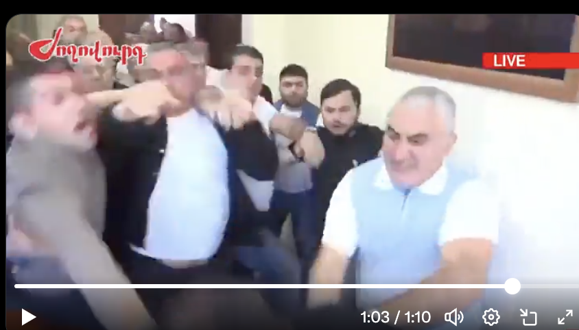 La justice pourrait finalement sévir contre un allié politique du parti au pouvoir filmé en train de passer à tabac un blogger arménien critiquant sa politique municipale à Nor Nork