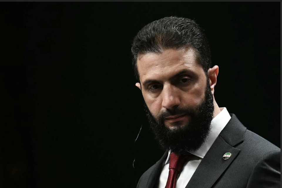 La visite à Paris du dirigeant syrien Ahmad al-Chareh inquiète autant qu’elle intrigue