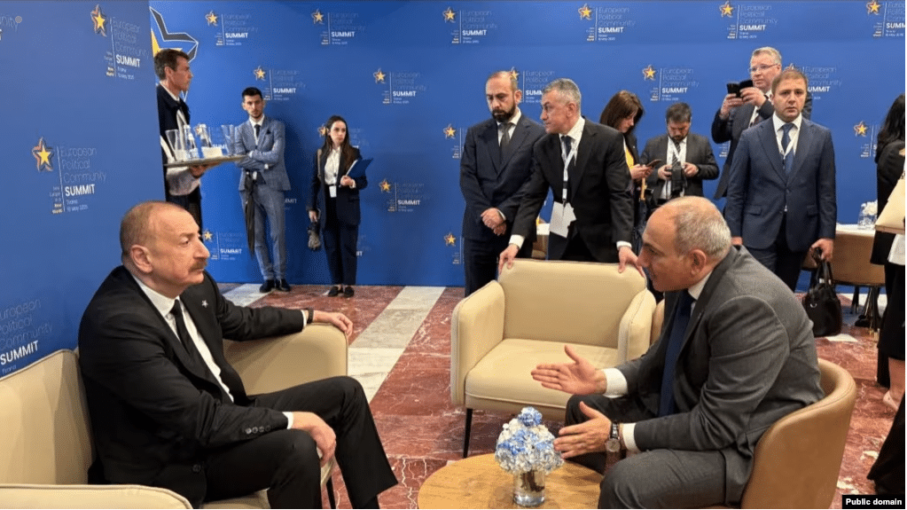 Pashinian et Aliyev s&rsquo;entretiennent lors d&rsquo;un sommet européen