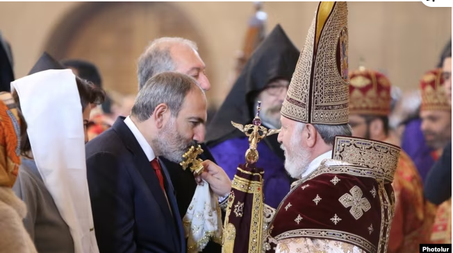 Décryptage : Les attaques de Pashinyan contre l’Église apostolique arménienne, par Hakob Badalyan