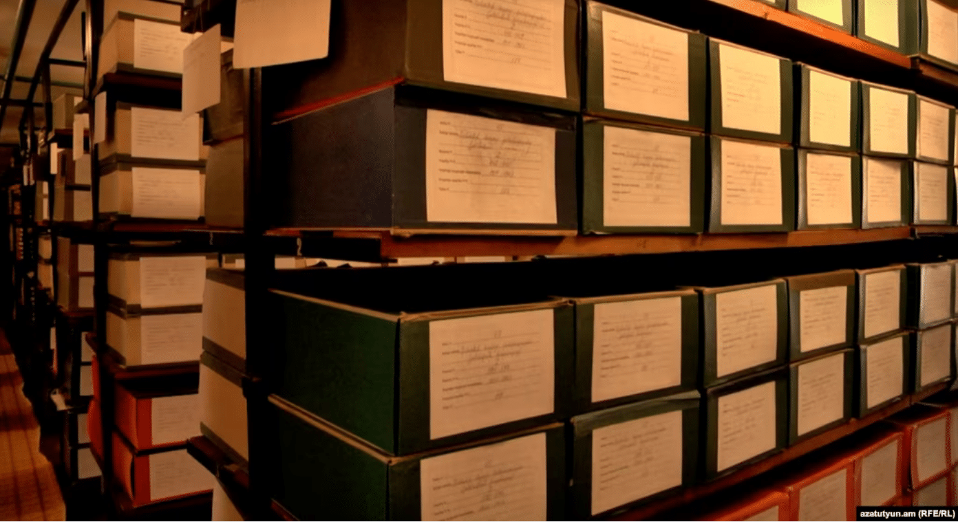 Un archiviste poursuivi pour haute trahison