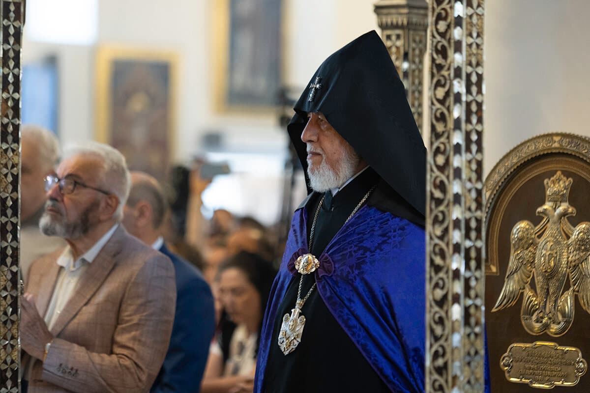 Pachinian menace de déloger le catholicos par la force du Saint Siège d’Etchmiadzine s’il ne démissionne pas