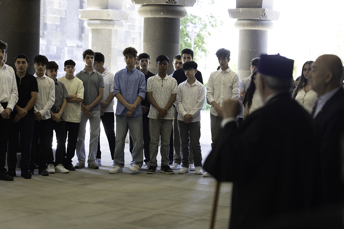 Le Catholicos de tous les Arméniens reçoit des jeunes Arméniens de la diaspora participant aux programmes de l’UGAB
