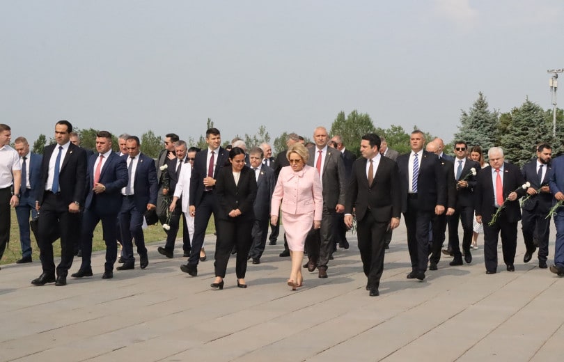 Une délégation conduite par Valentina Matvienko et accompagnée d&rsquo;Alen Simonyan a visité le mémorial du génocide des Arméniens à Tsitsernakaberd