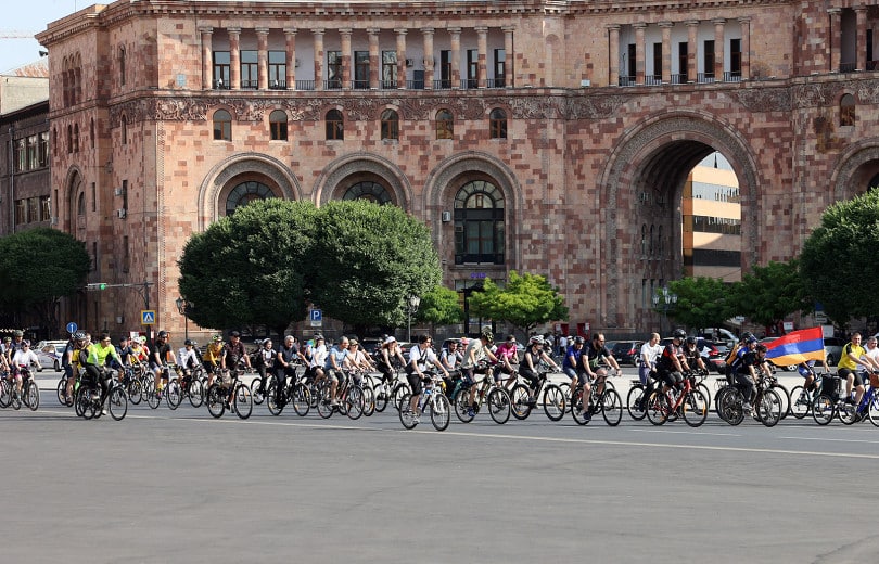 Des passionnés de vélo ont organisé un défilé cycliste de la place de la République de la capitale arménienne jusqu’à Etchmiadzine