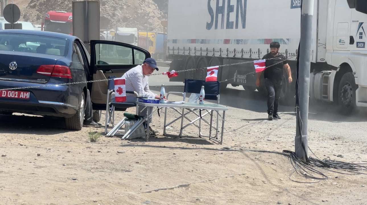 Des membres de l&rsquo;ambassade du Canada au poste de contrôle de Meghri (Arménie) pour accueillir les citoyens canadiens