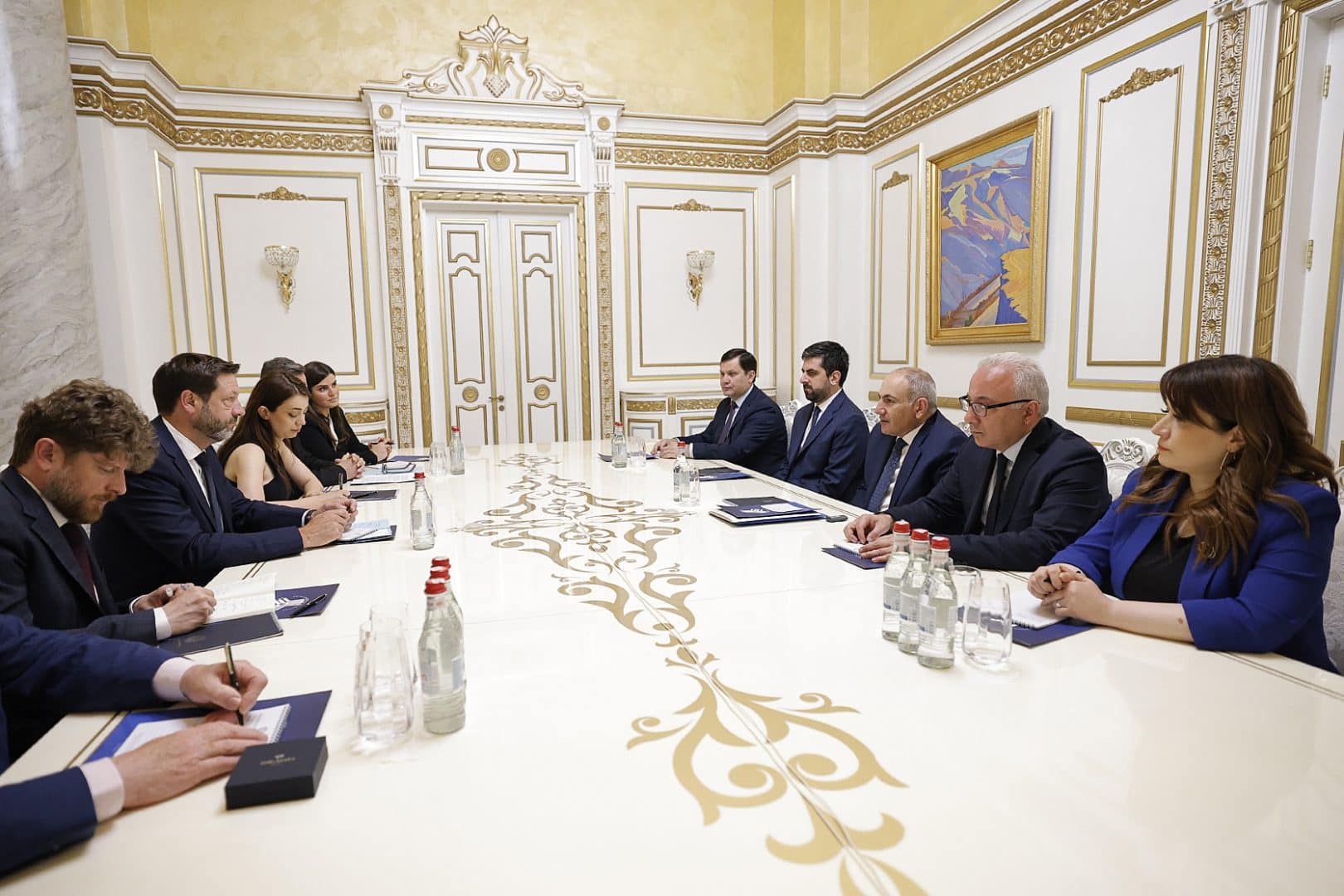 Le Premier ministre arménien Nikol Pachinian a reçu Fabrice Pannekoucke, président de la région Auvergne-Rhône-Alpes