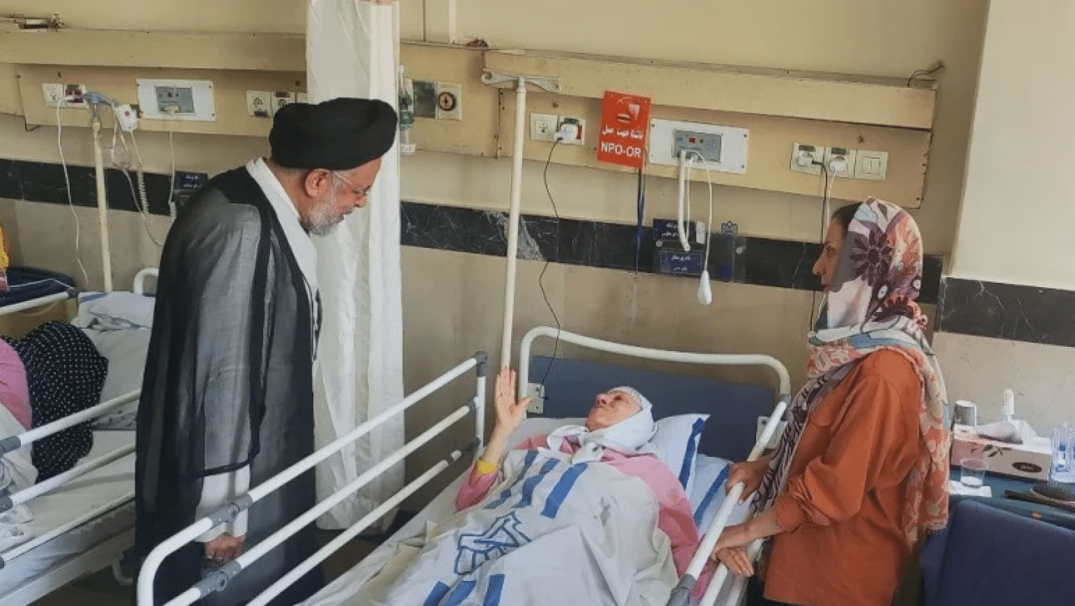 L&rsquo;assistant spécial du président iranien rend visite à une famille arménienne de Téhéran touchée par une attaque israélienne