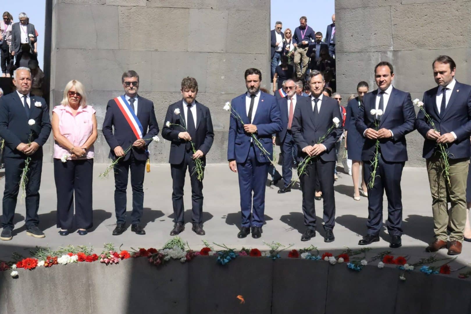 La délégation de la la Région Auvergne-Rhône-Alpes conduite par son Président Fabrice Pannekoucke a visité le Mémorial du génocide des Arméniens aujourd’hui à Yerevan