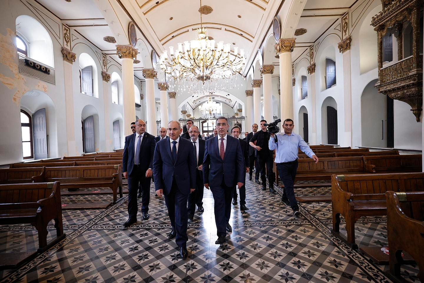 Le Premier ministre arménien visite la cathédrale arménienne Sourp Astvatsatsin (Sainte-Vierge) d&rsquo;Istanbul et… la Mosquée Bleue à Istanbul