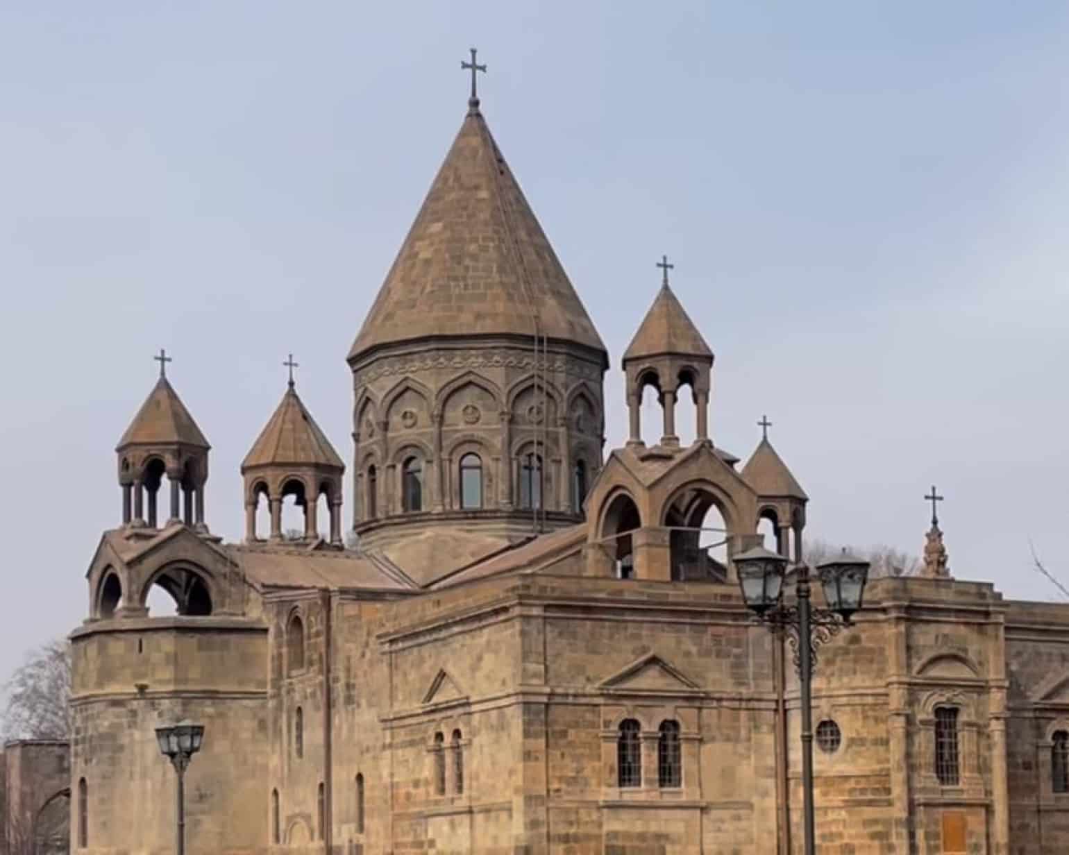 Le Saint-Siège d&rsquo;Etchmiadzine déclare sa « profonde préoccupation » après l’arrestation de l’archevêque Bagrat Galstanyan et ses partisans