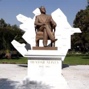 Alexander Lapshin : Les autorités de Mexico ont discrètemnt démantelé la statue de Heydar Aliev