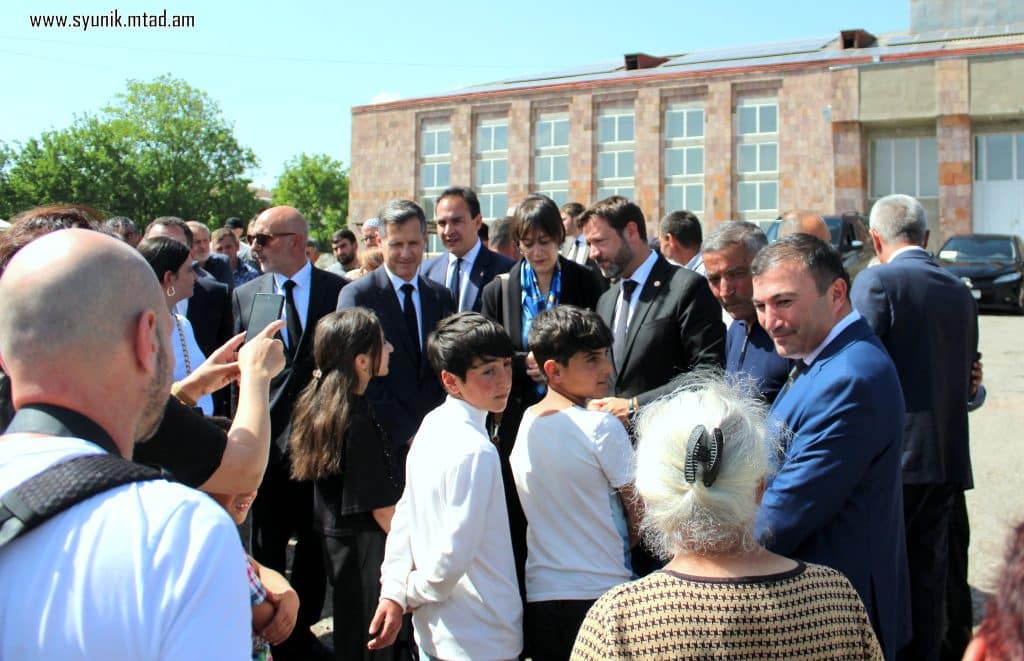 Une délégation de la région Auvergne-Rhône-Alpes visite le village de Khot dans la région de Syunik en Arménie et s&rsquo;enquiert des problèmes des citoyens déplacés de force du Haut-Karabakh