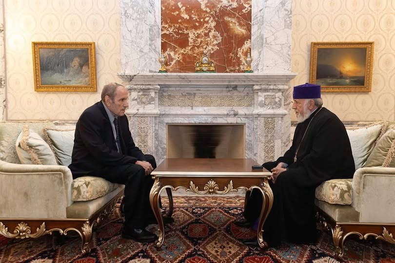 Le premier président de la République d’Arménie Levon Ter-Petrossian a rencontré le Catholicos Karékine II et lui a exprimé son soutien total