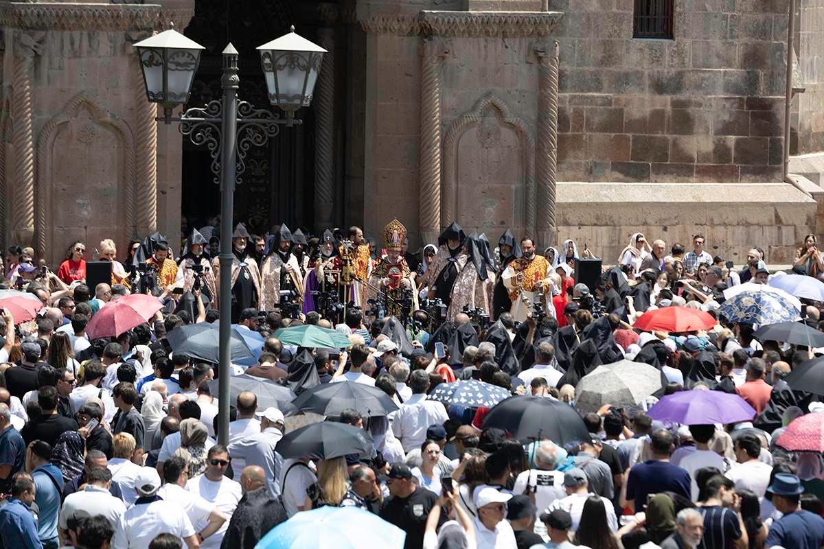 La Fête de la fondation du Catholicossat d&rsquo;Etchmiadzine s’est déroulée ce dimanche à Sainte-Etchmiadzine en présence de nombreux fidèles