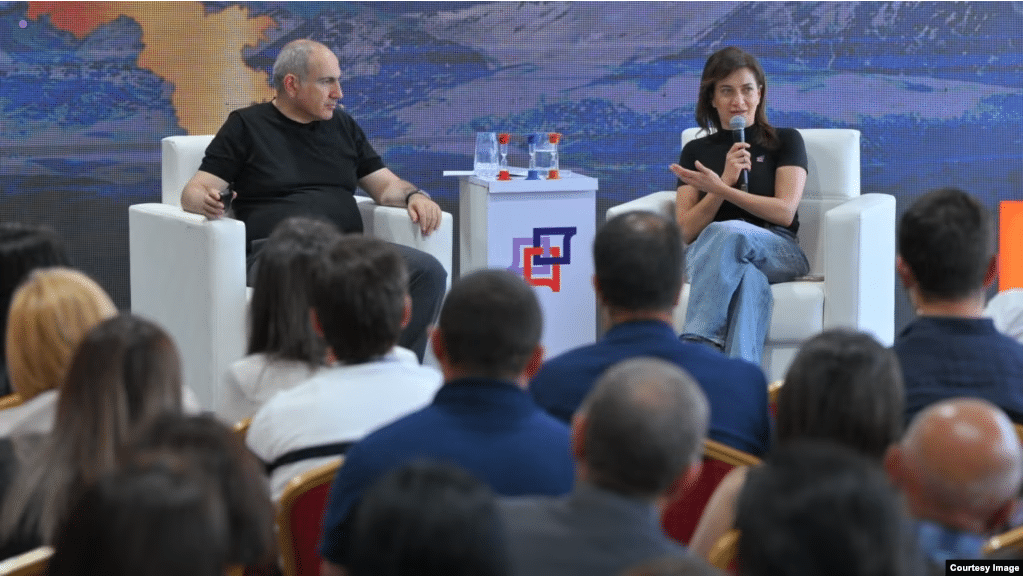 Le couple Pachinian entend œuvrer à l’éducation des masses arméniennes… en maniant éventuellement l’insulte contre ses détracteurs