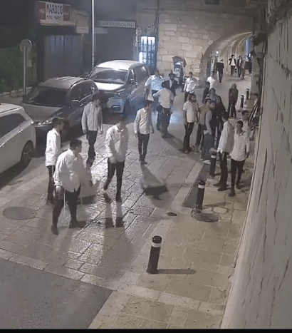 Des extrémistes juifs s’en prennent à un lieu de culte arménien lors d’une descente dans le Quartier arménien de Jérusalem