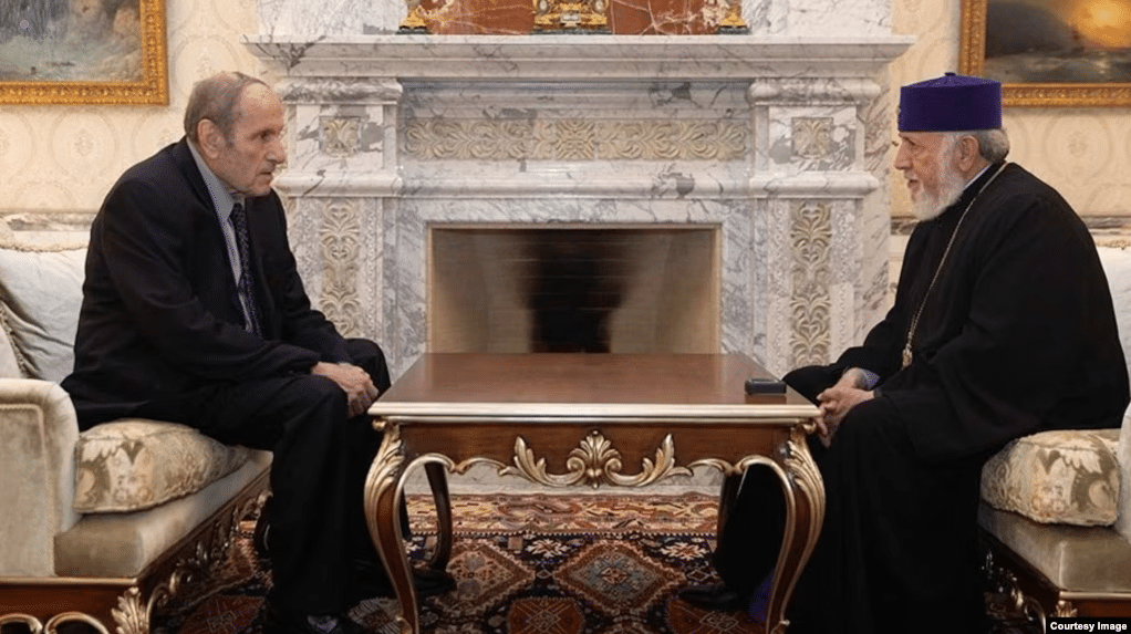 Les alliés politiques de Pachinian ironisent sur le soutien apporté par l’ex-président Ter-Petrossian au catholicos