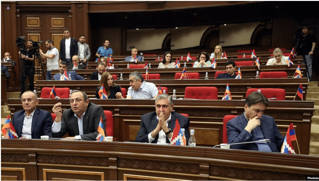 Le Parlement arménien bloque un projet de loi sur la réduction payante du service militaire