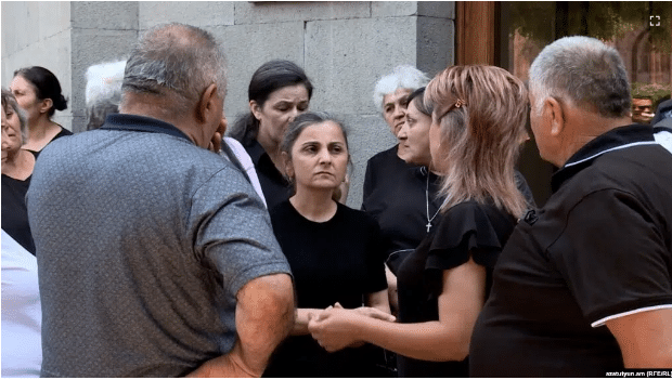 Les proches des soldats portés disparus pendant la guerre du Karabakh de l’automne 2020 manifestent à Erevan