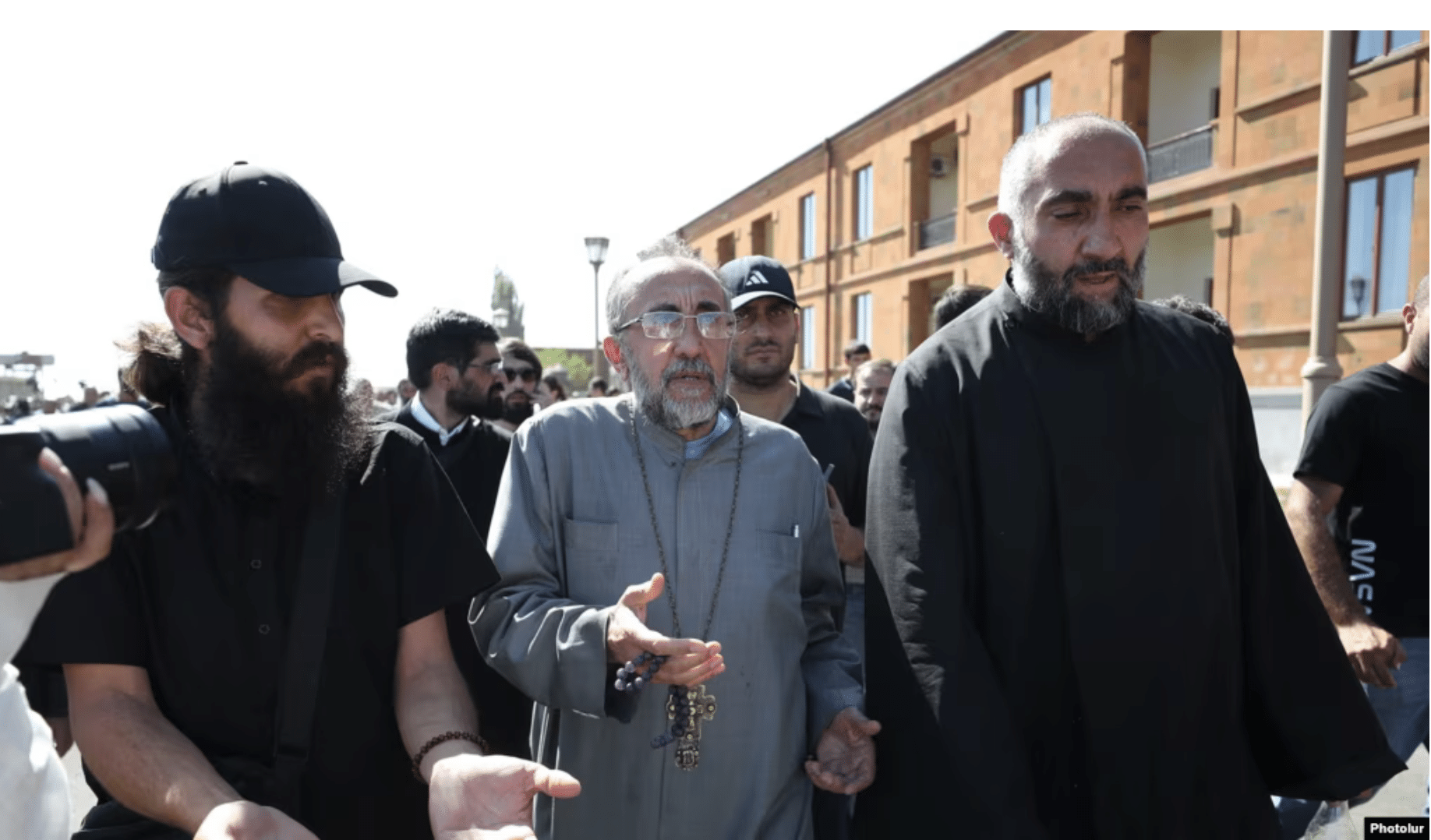 L’archevêque Mikayel Ajapahyan en détention à l’isolement : Etchmiadzine dénonce une « vengeance personnelle »