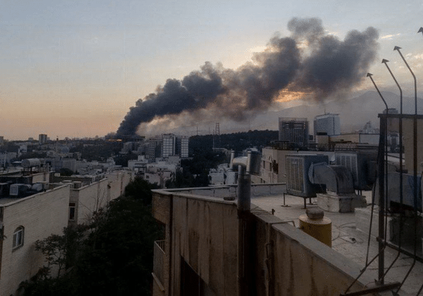 Des habitants de Téhéran tentent de fuir la capitale, embouteillage monstre