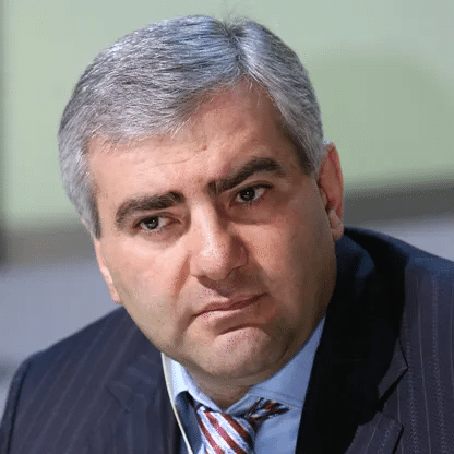 Opinion : Kotcharian poursuit Pachinian pour diffamation ; tandis que Karapetian poursuit plus de 150 autres personnes, Par Harut Sassounian