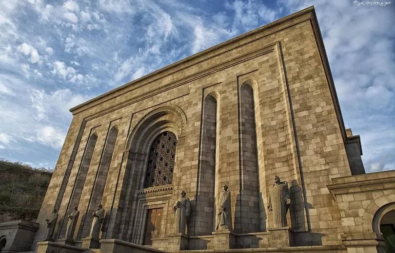 Le gouvernement arménien achètera en Autriche pour 200 000 euros le manuscrit exclusif de « Meknutyun 7 Katoghike Khetots » de Sargis Shnorhali et le transférera au Matenadaran