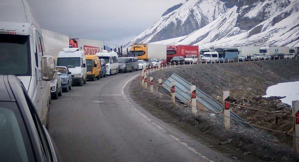 Un énorme embouteillage s&rsquo;est produit au poste-frontière de Verin Lars (Haut Lars) entre la Russie et la Géorgie : plus de 1 300 camions arméniens sont bloqués