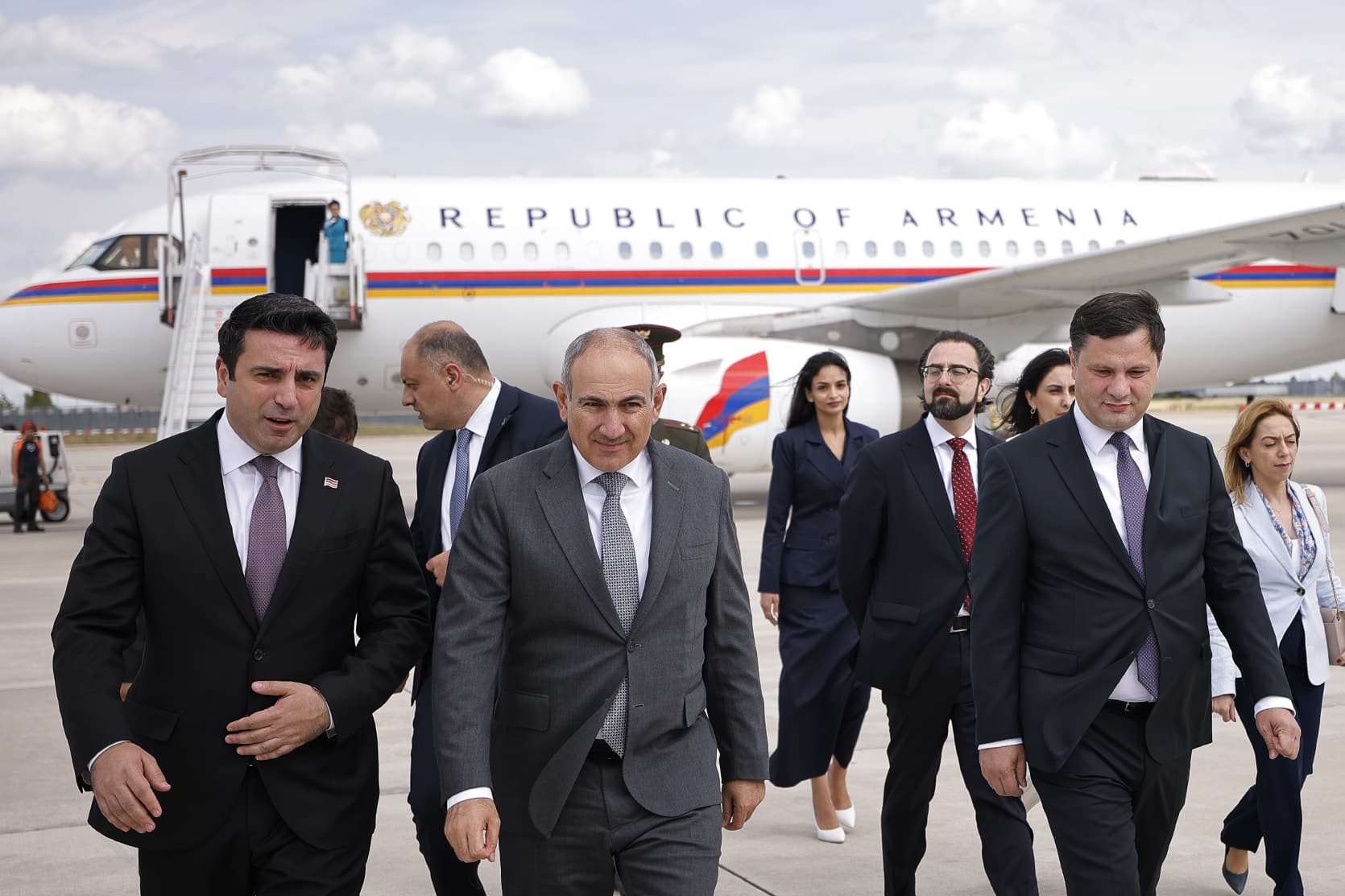 Le Premier ministre Nikol Pachinian est arrivé de Bruxelles à Paris, pour une visite de travail en France, une rencontre avec le Président français a eu lieu à l&rsquo;Élysée